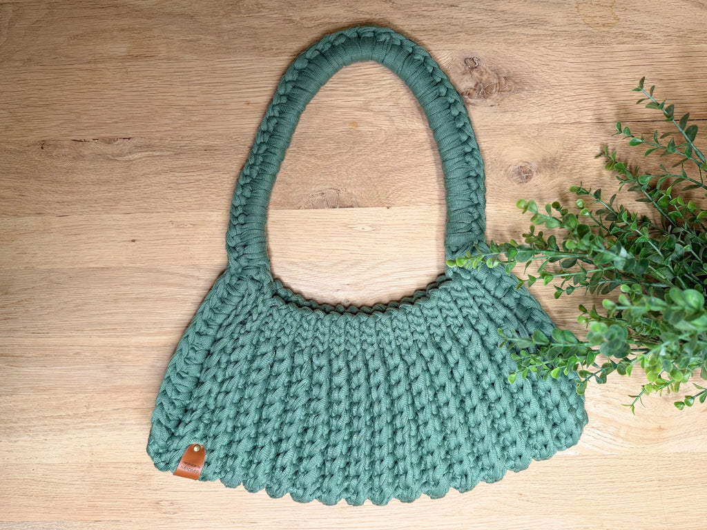 Trendy håndlaget veske i nydelig grønnfarge.