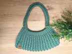 Trendy håndlaget veske i nydelig grønnfarge.