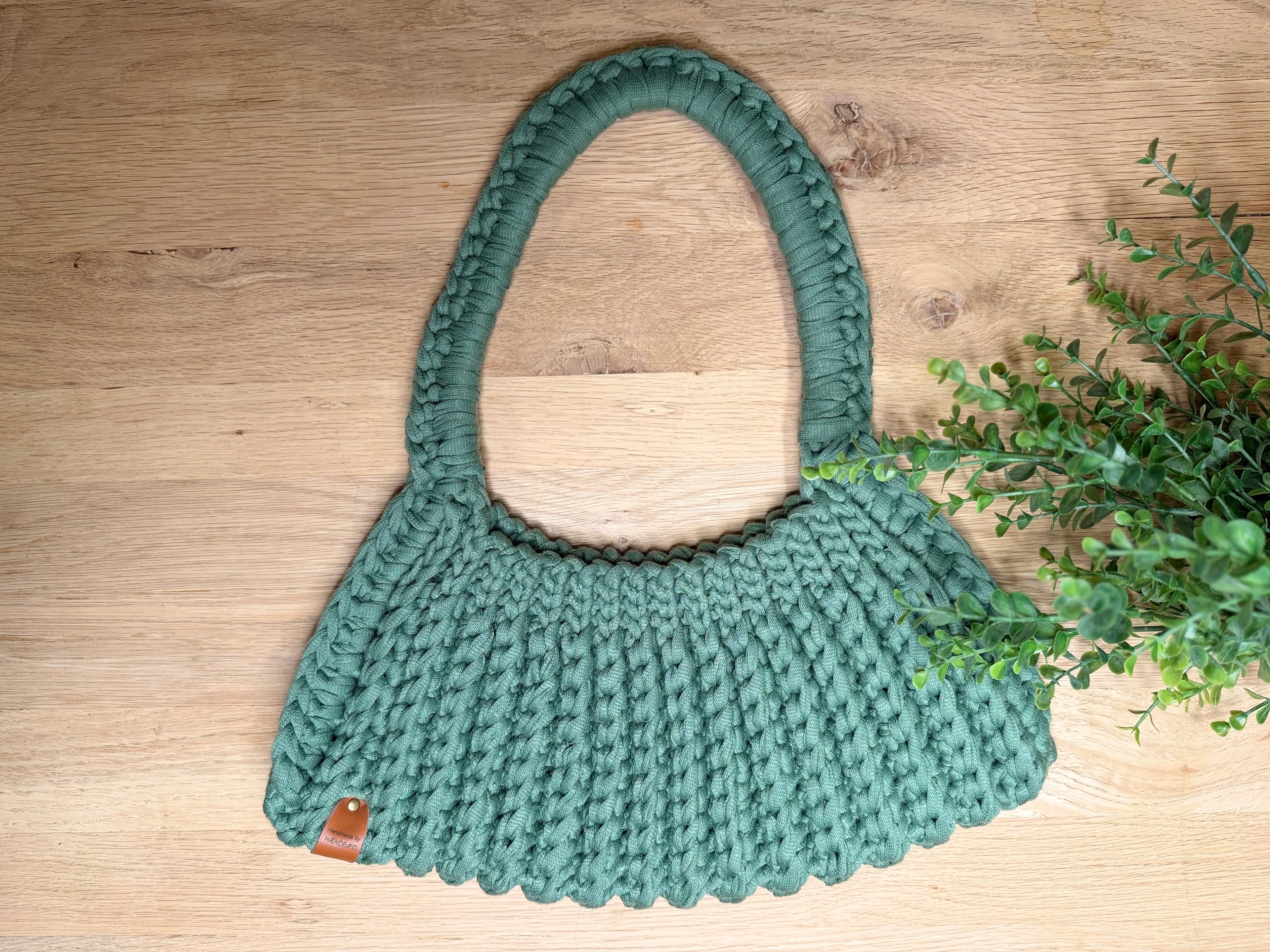 Trendy håndlaget veske i nydelig grønnfarge.