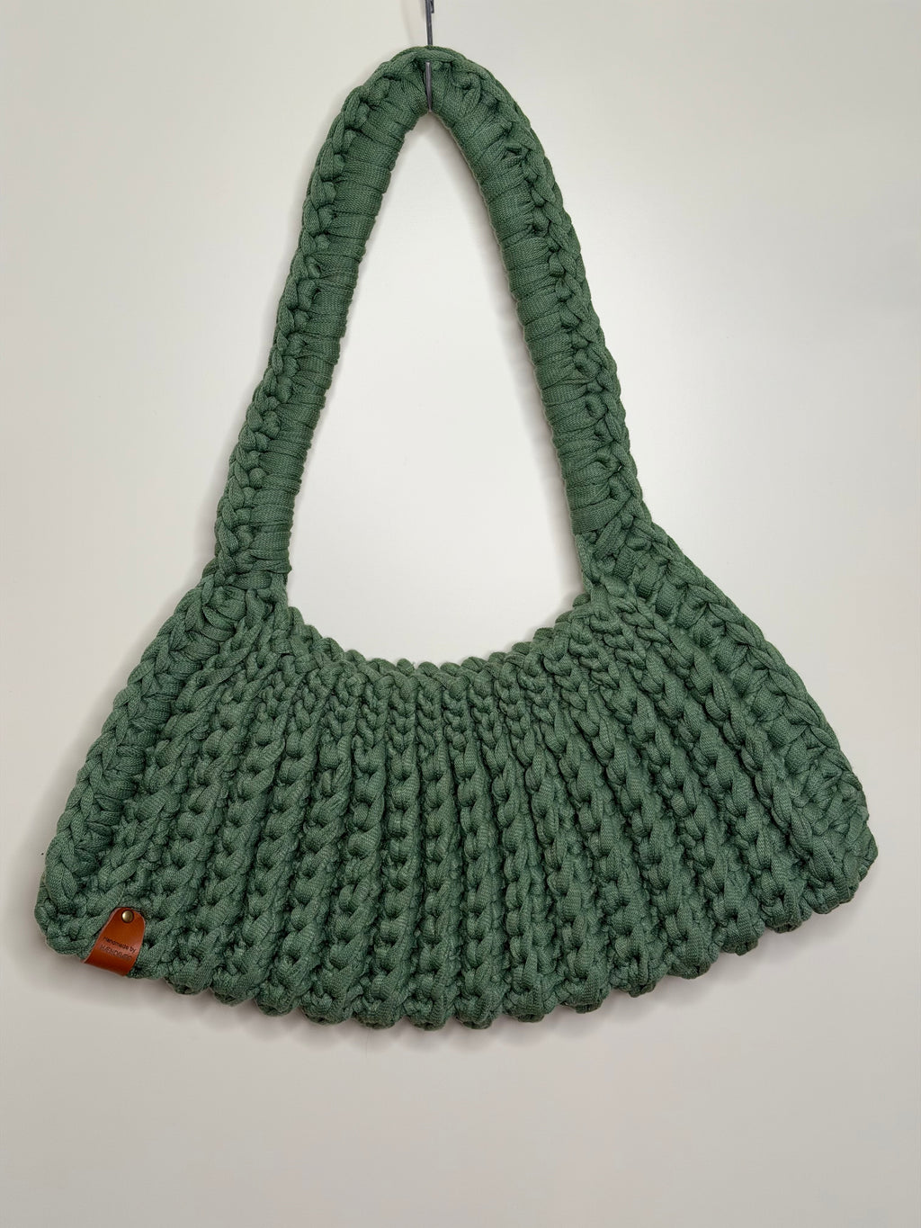 Trendy håndlaget veske i nydelig grønnfarge.