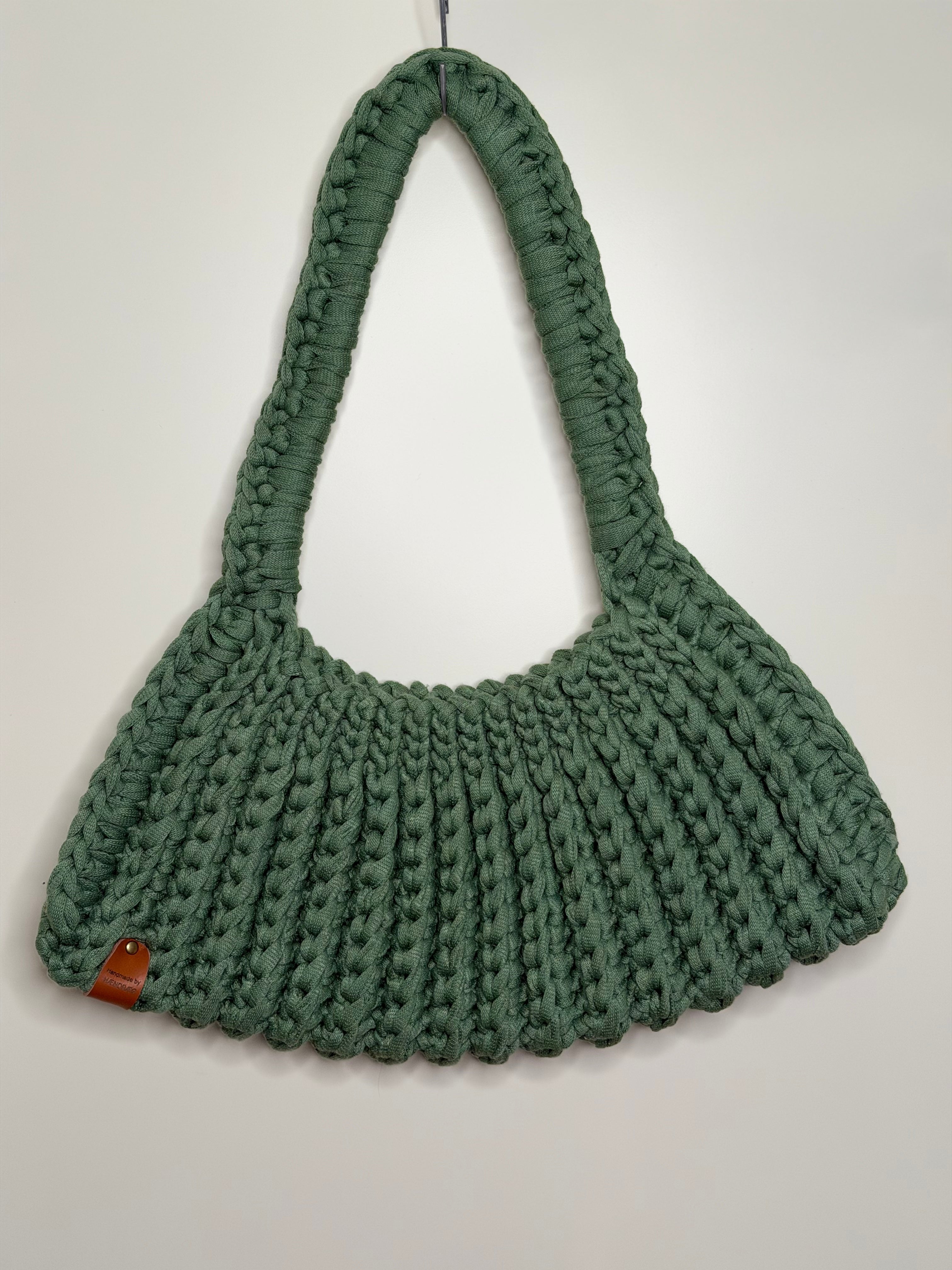 Trendy håndlaget veske i nydelig grønnfarge.