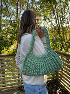 Trendy håndlaget veske i nydelig grønnfarge.