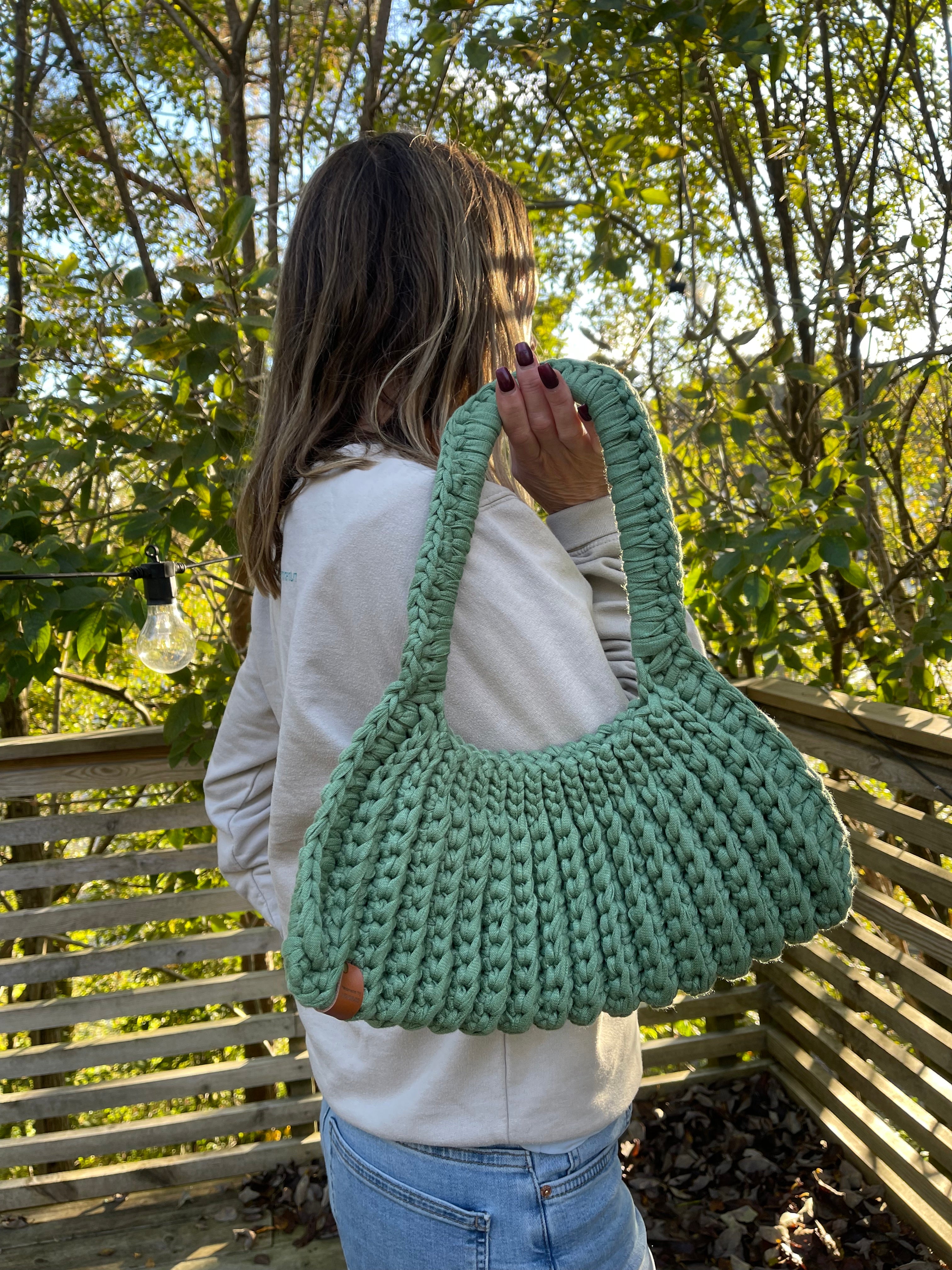 Trendy håndlaget veske i nydelig grønnfarge.