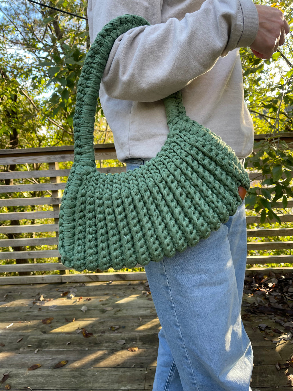 Trendy håndlaget veske i nydelig grønnfarge.