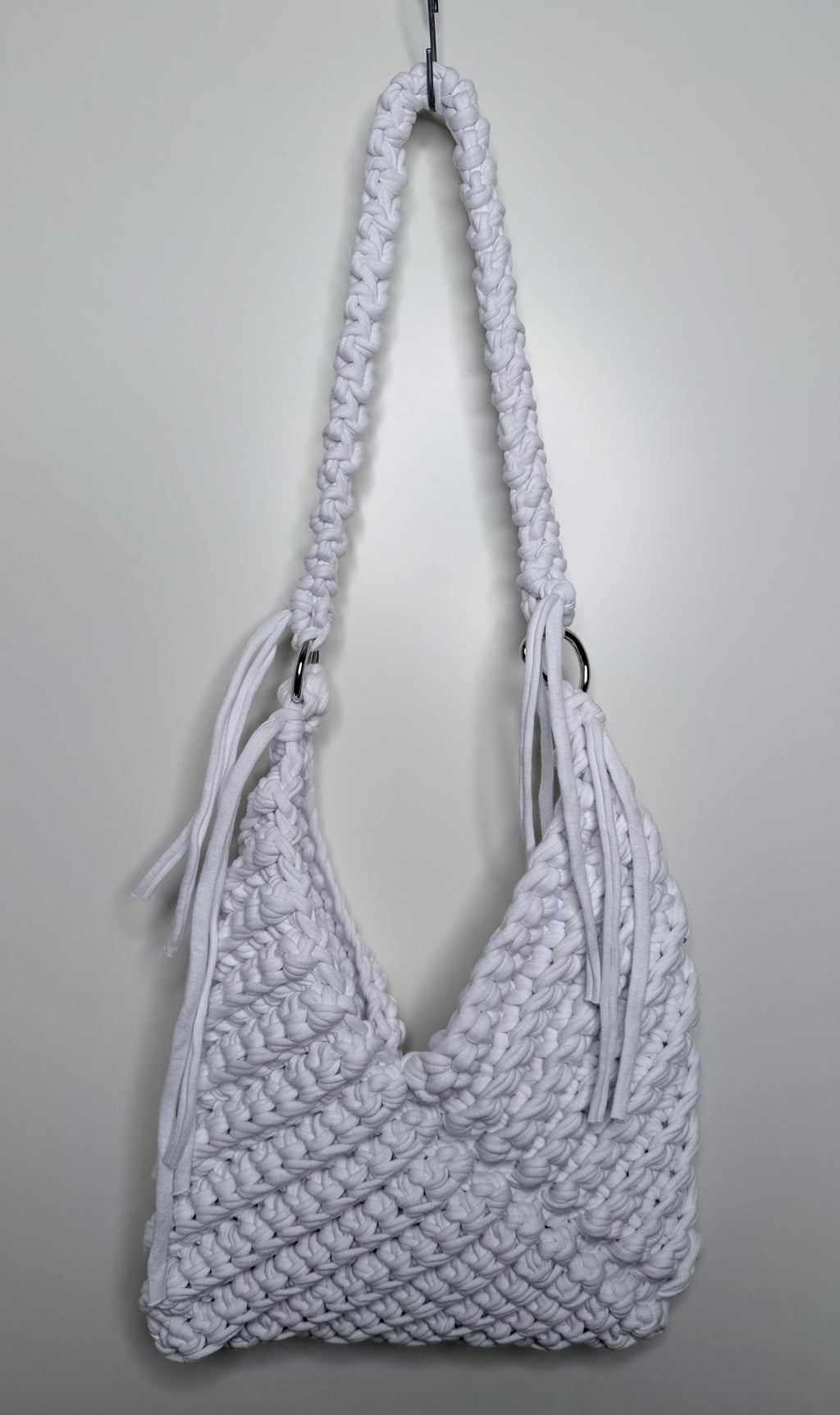 Håndlaget skulderveske med knutedetaljer