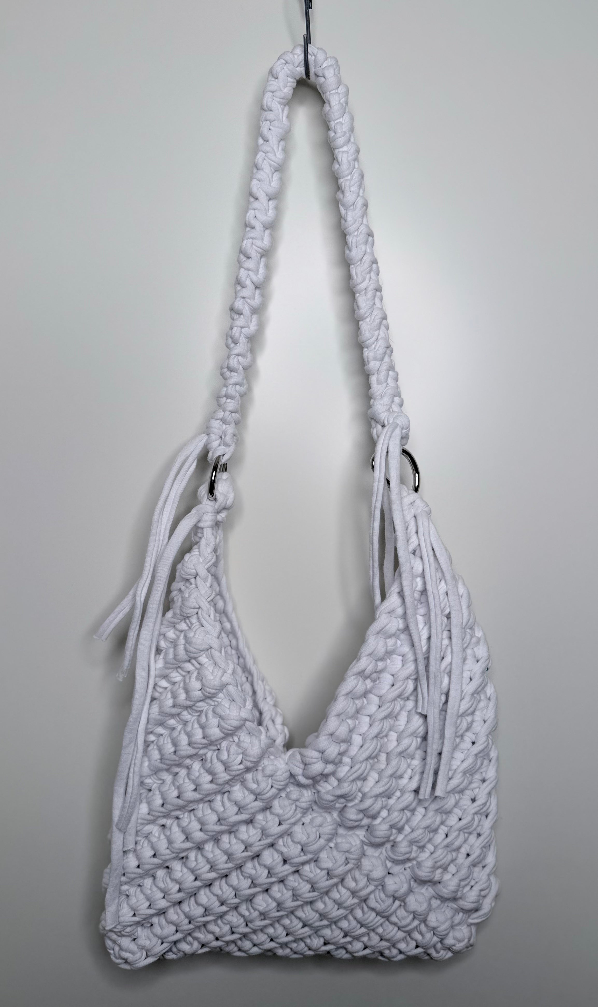 Håndlaget skulderveske med knutedetaljer