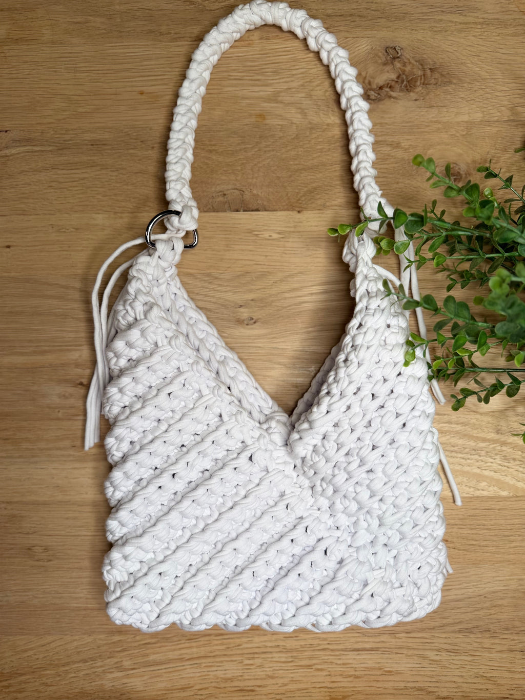 Håndlaget skulderveske med knutedetaljer