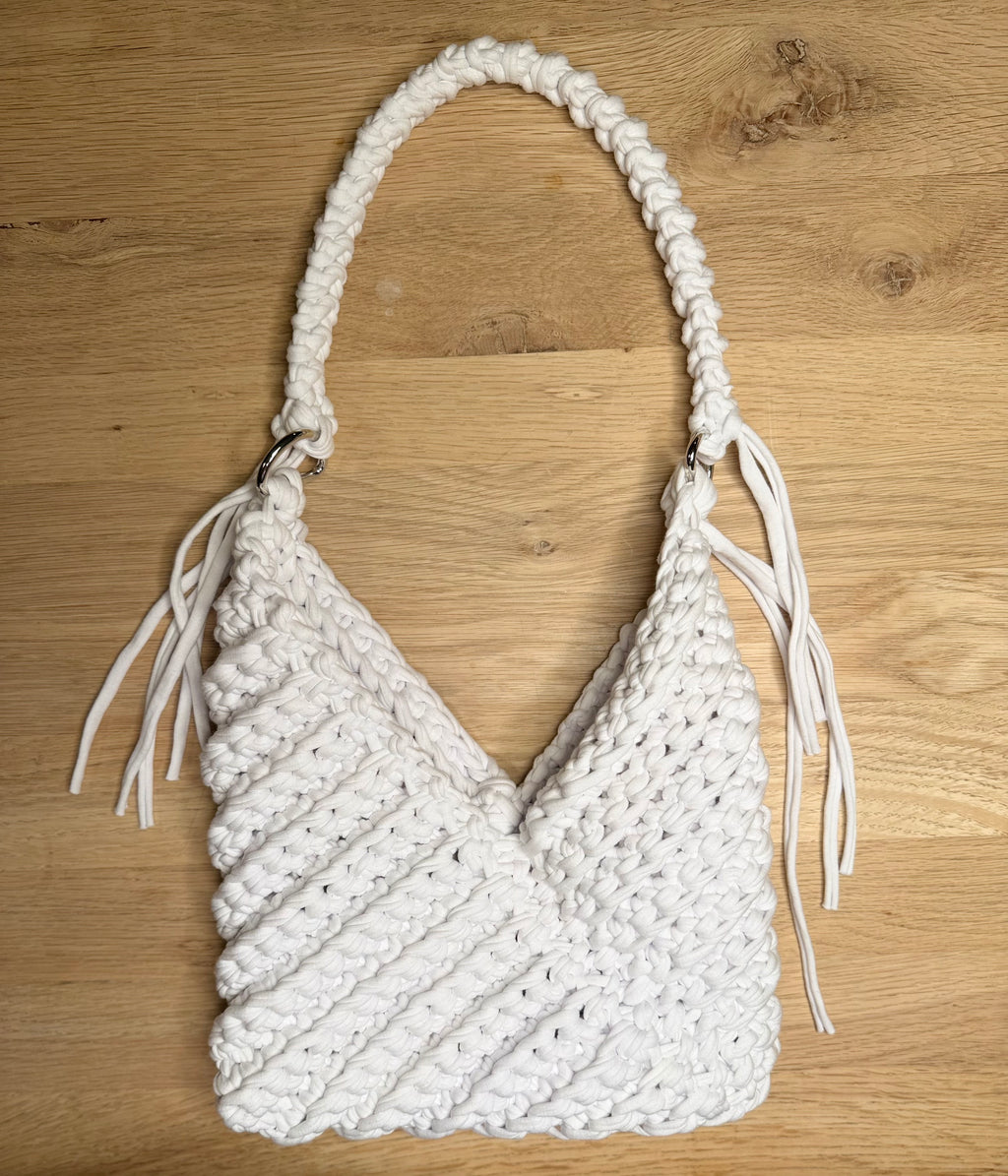 Håndlaget skulderveske med knutedetaljer