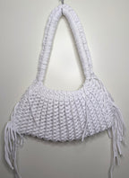 Stor, hvit håndlaget veske med frynser