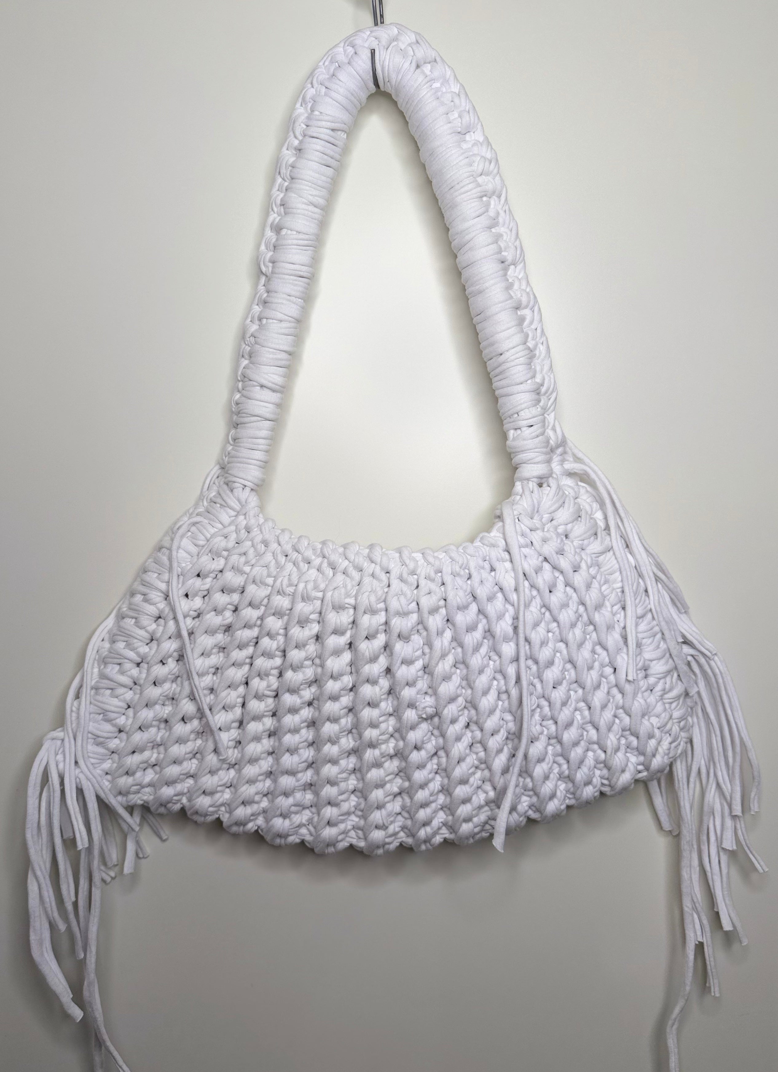Stor, hvit håndlaget veske med frynser