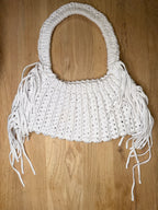 Stor, hvit håndlaget veske med frynser