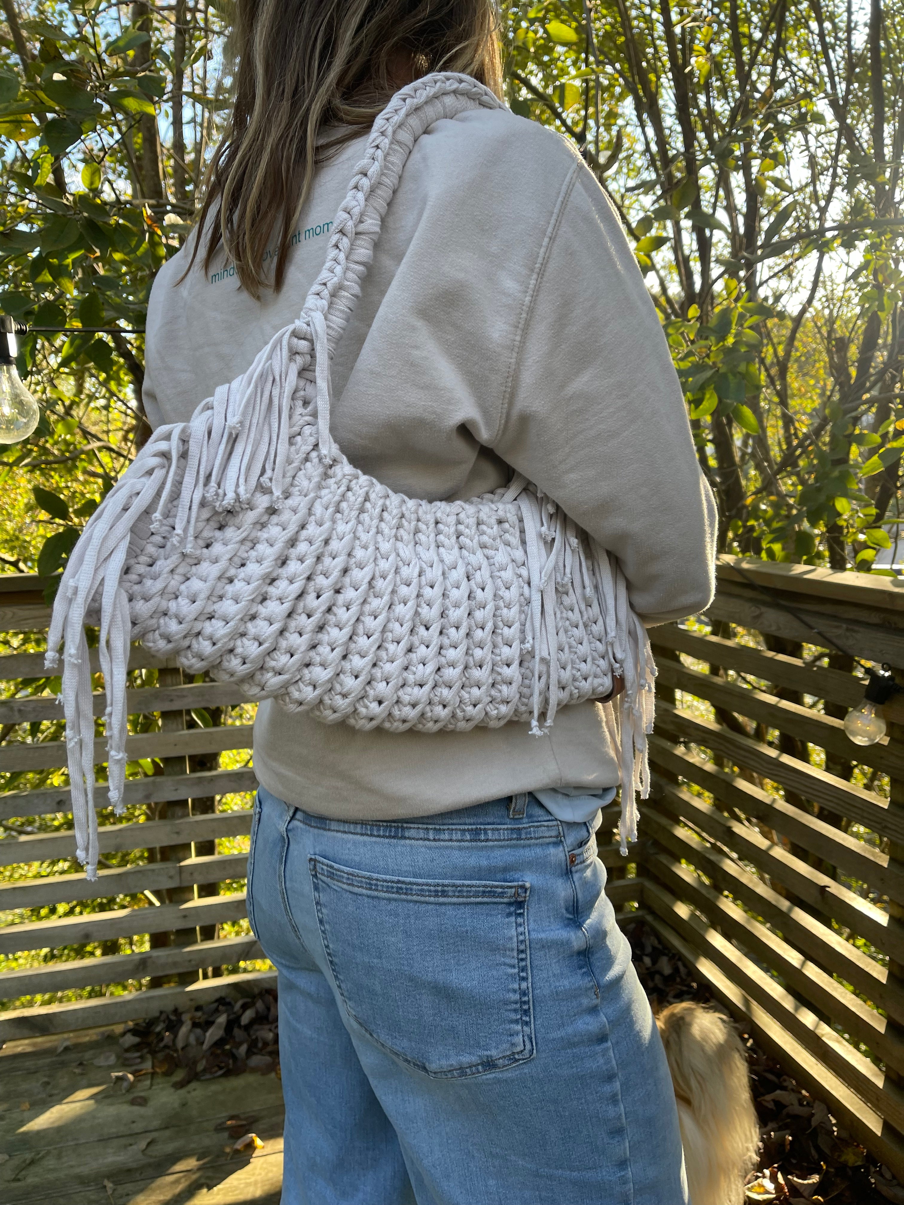 Stor, hvit håndlaget veske med frynser