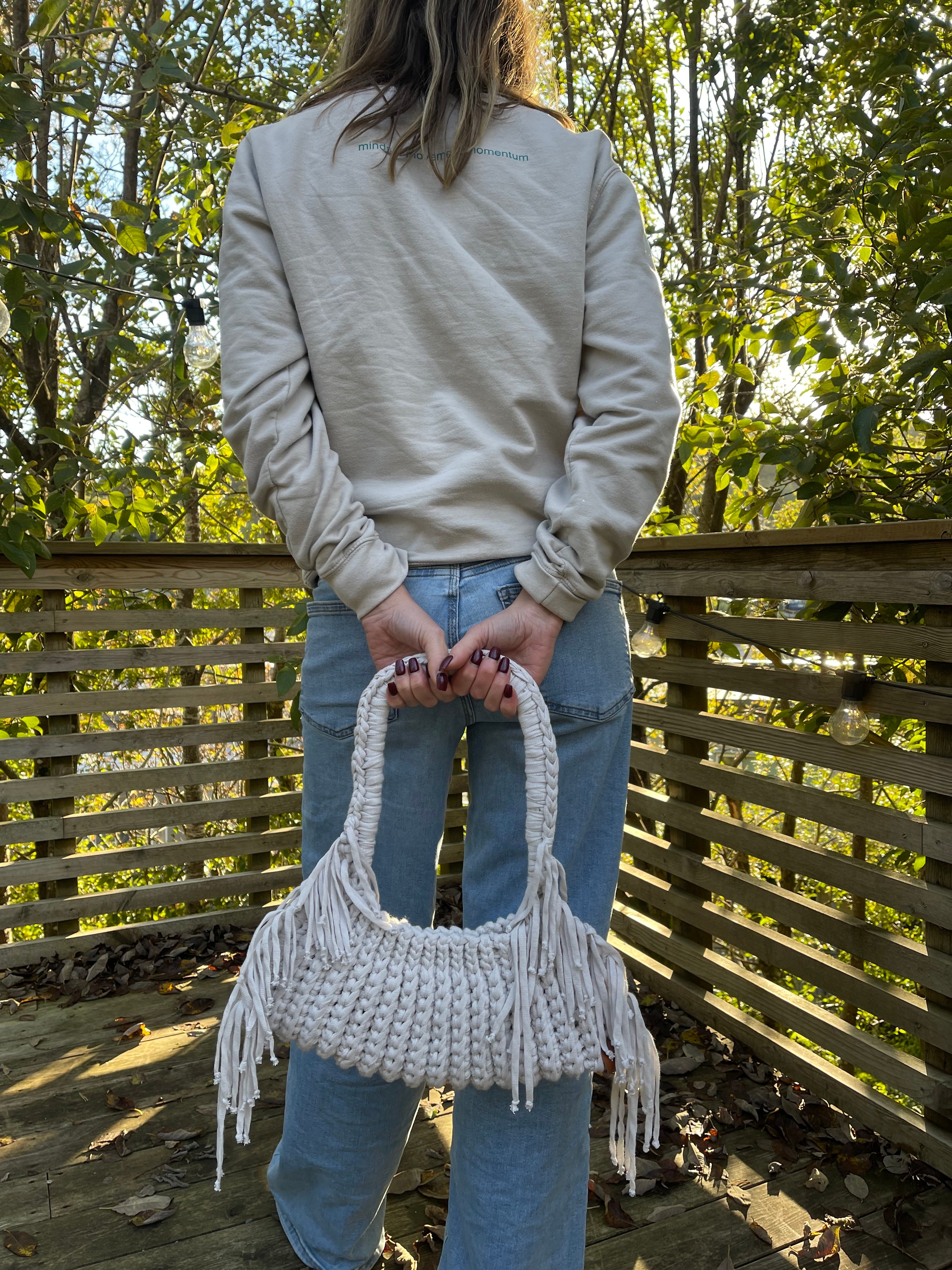 Stor, hvit håndlaget veske med frynser