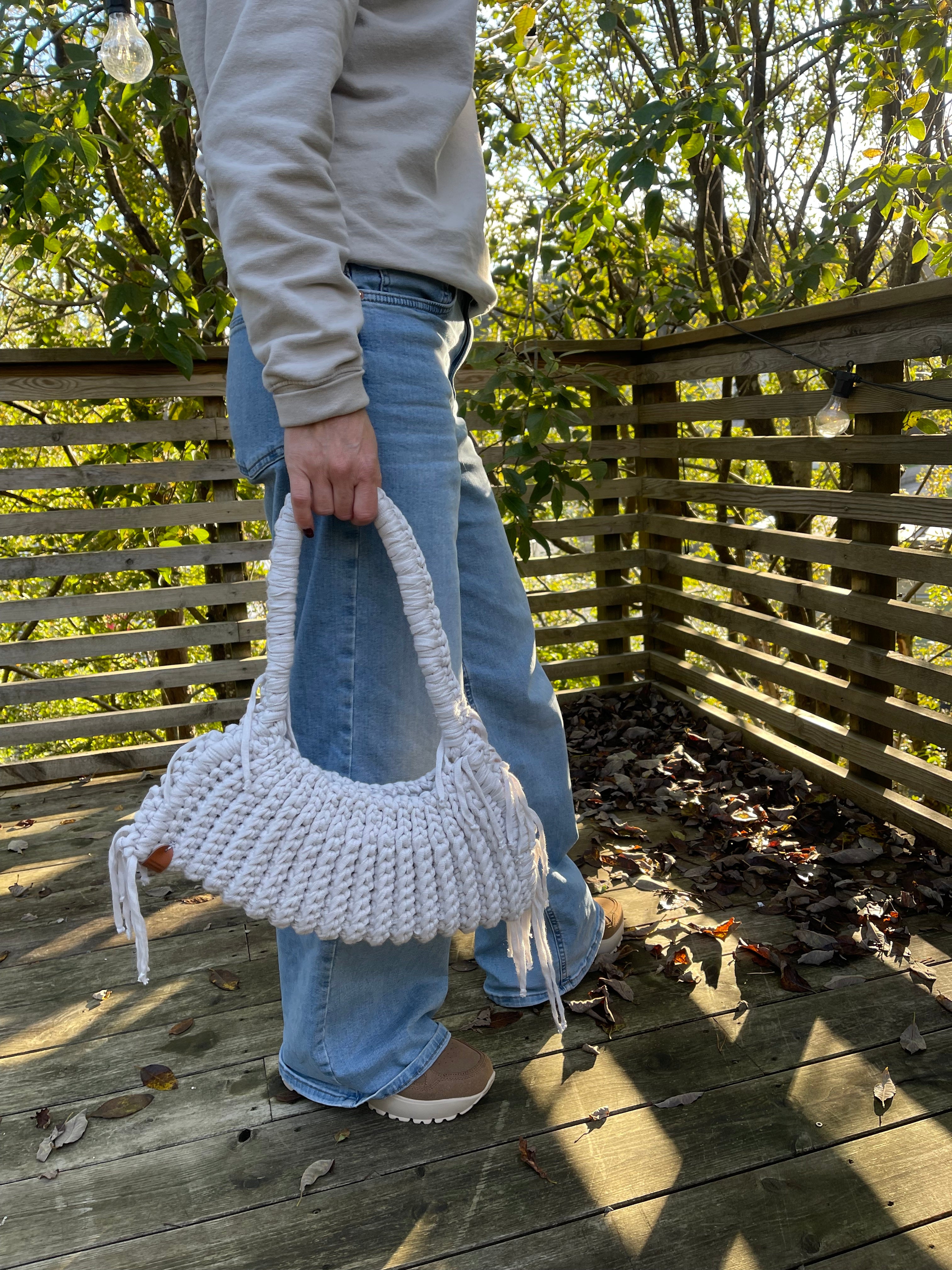 Stor, hvit håndlaget veske med frynser