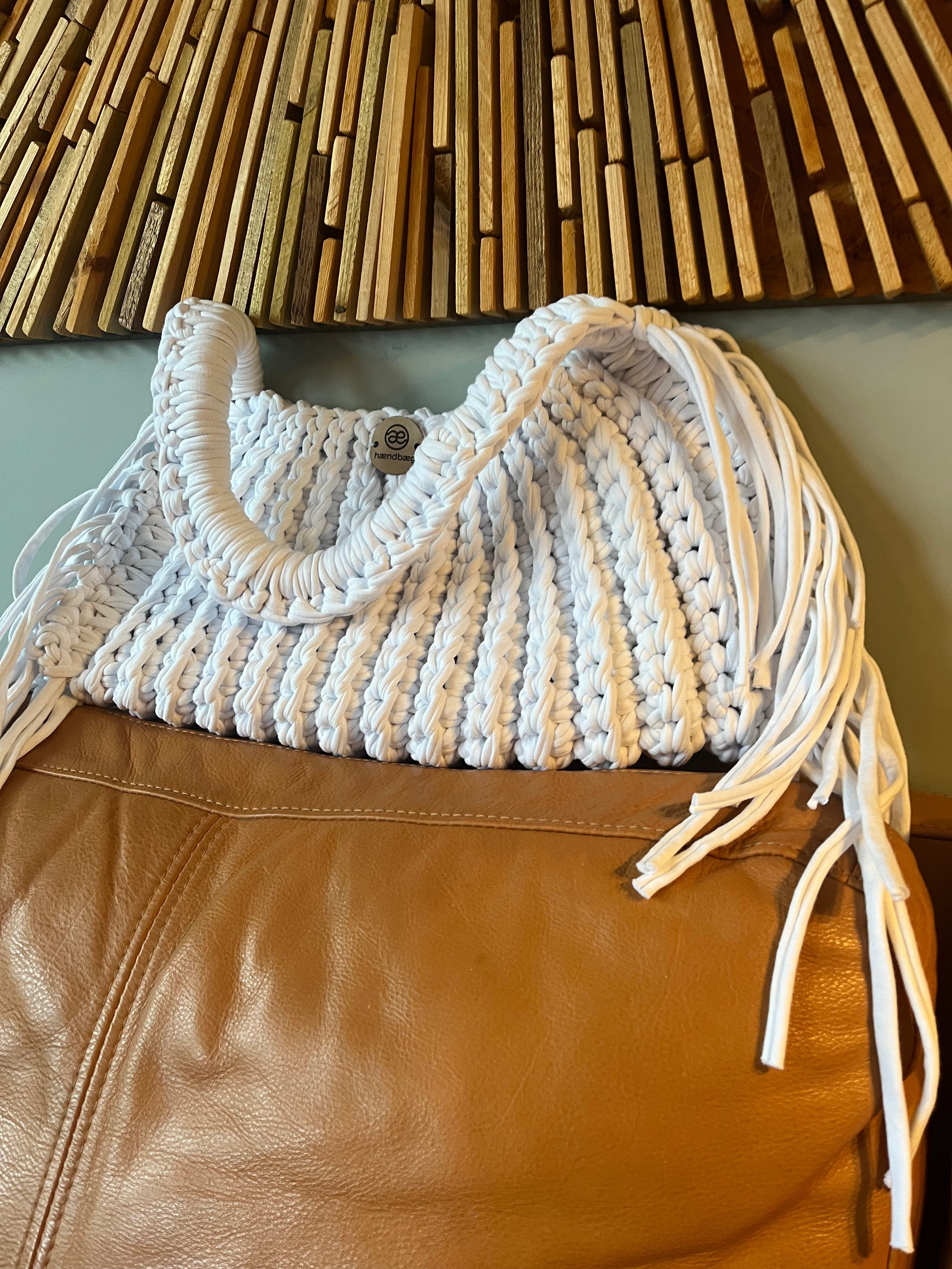 Stor, hvit håndlaget veske med frynser