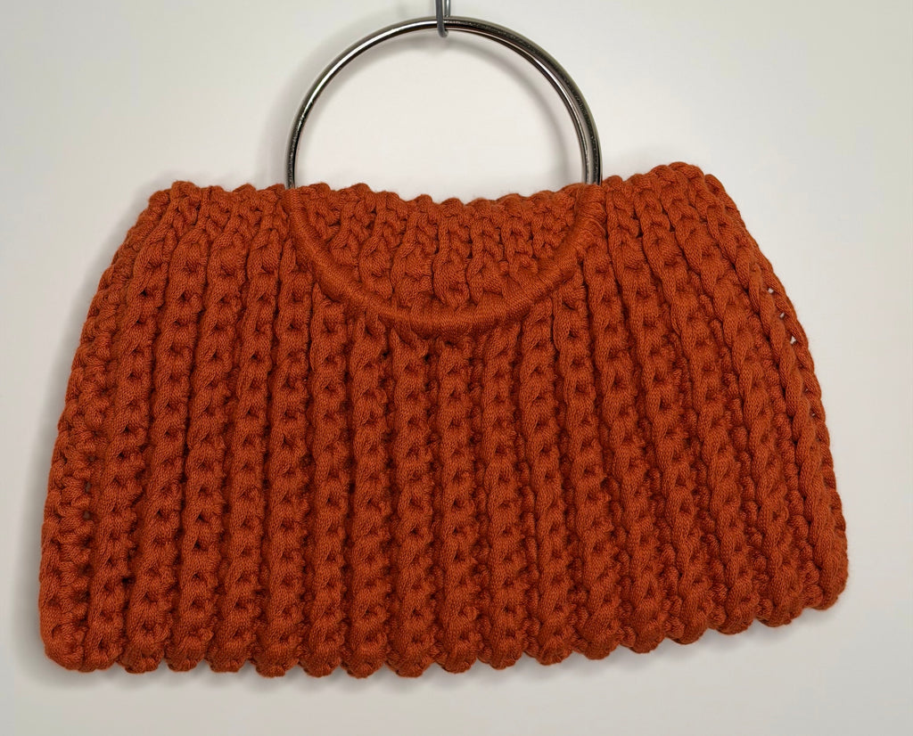 Trendy håndlaget clutch i terrakotta