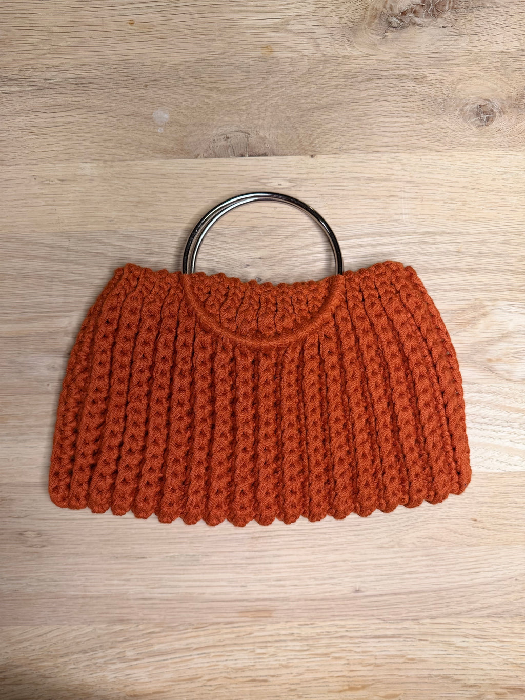 Trendy håndlaget clutch i terrakotta