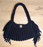 Håndlaget svart veske med frynser