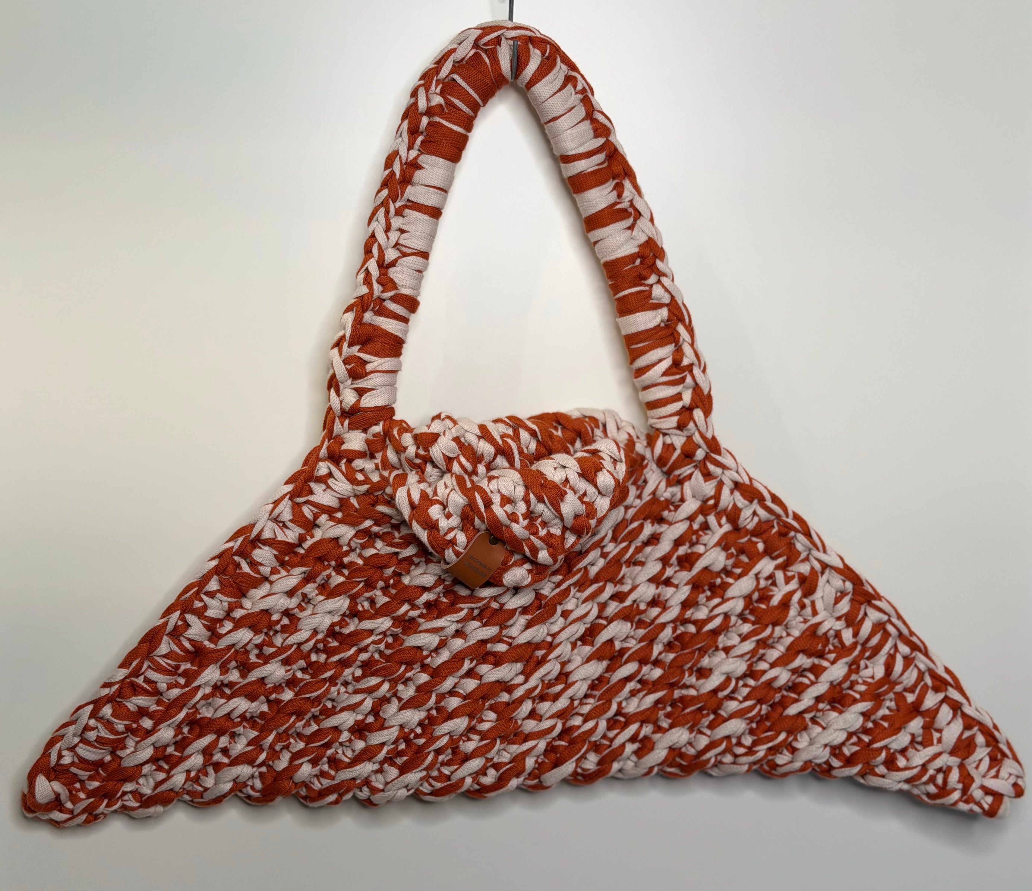 Unik trekantveske i oransje og hvit