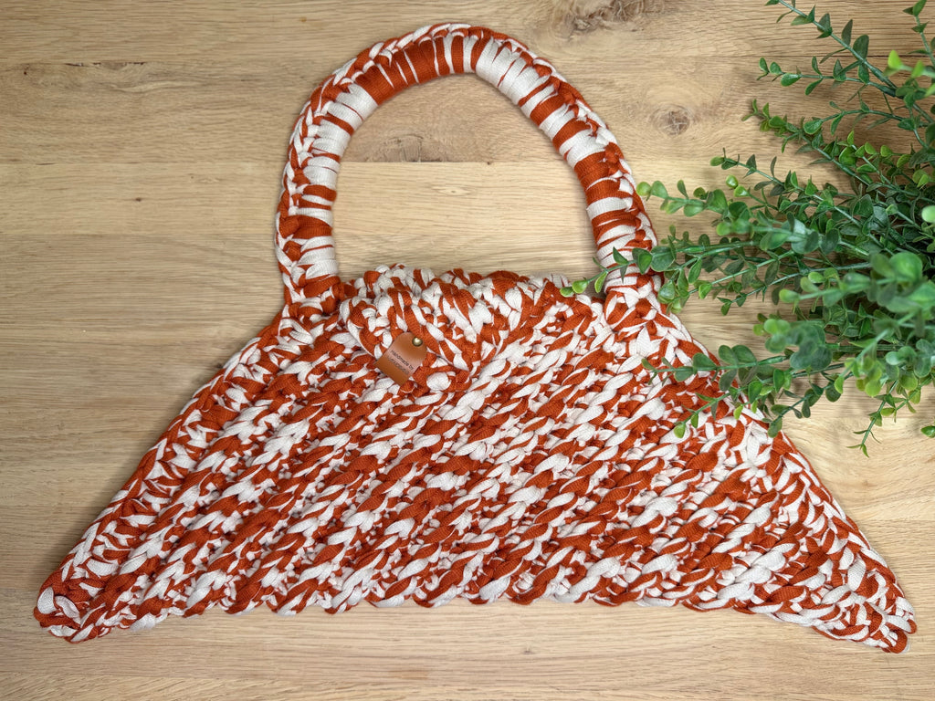 Unik trekantveske i oransje og hvit