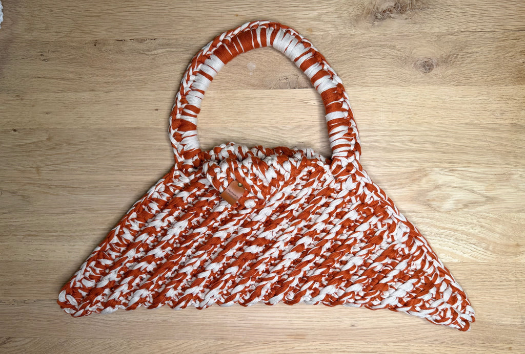 Unik trekantveske i oransje og hvit