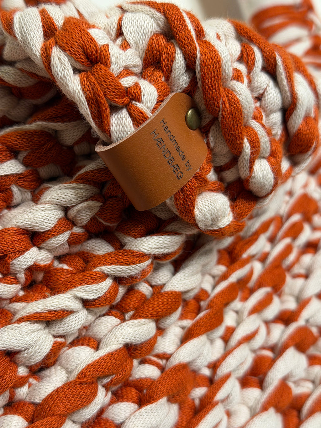 Unik trekantveske i oransje og hvit