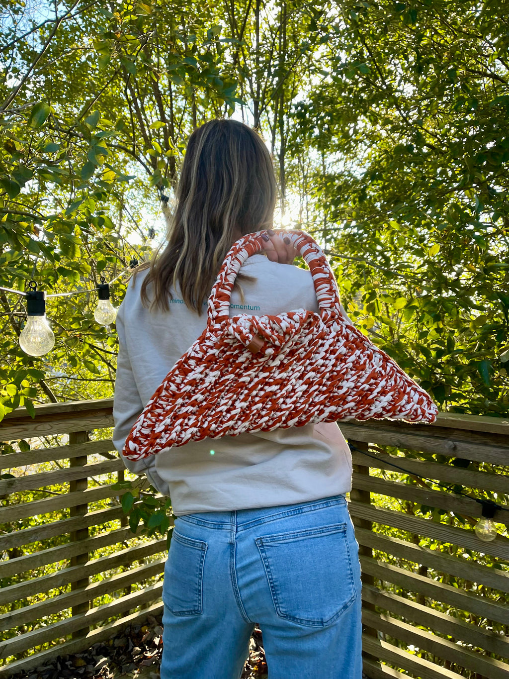 Unik trekantveske i oransje og hvit