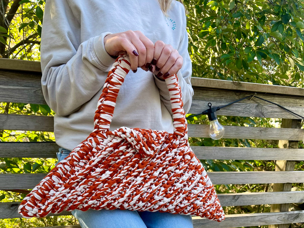 Unik trekantveske i oransje og hvit