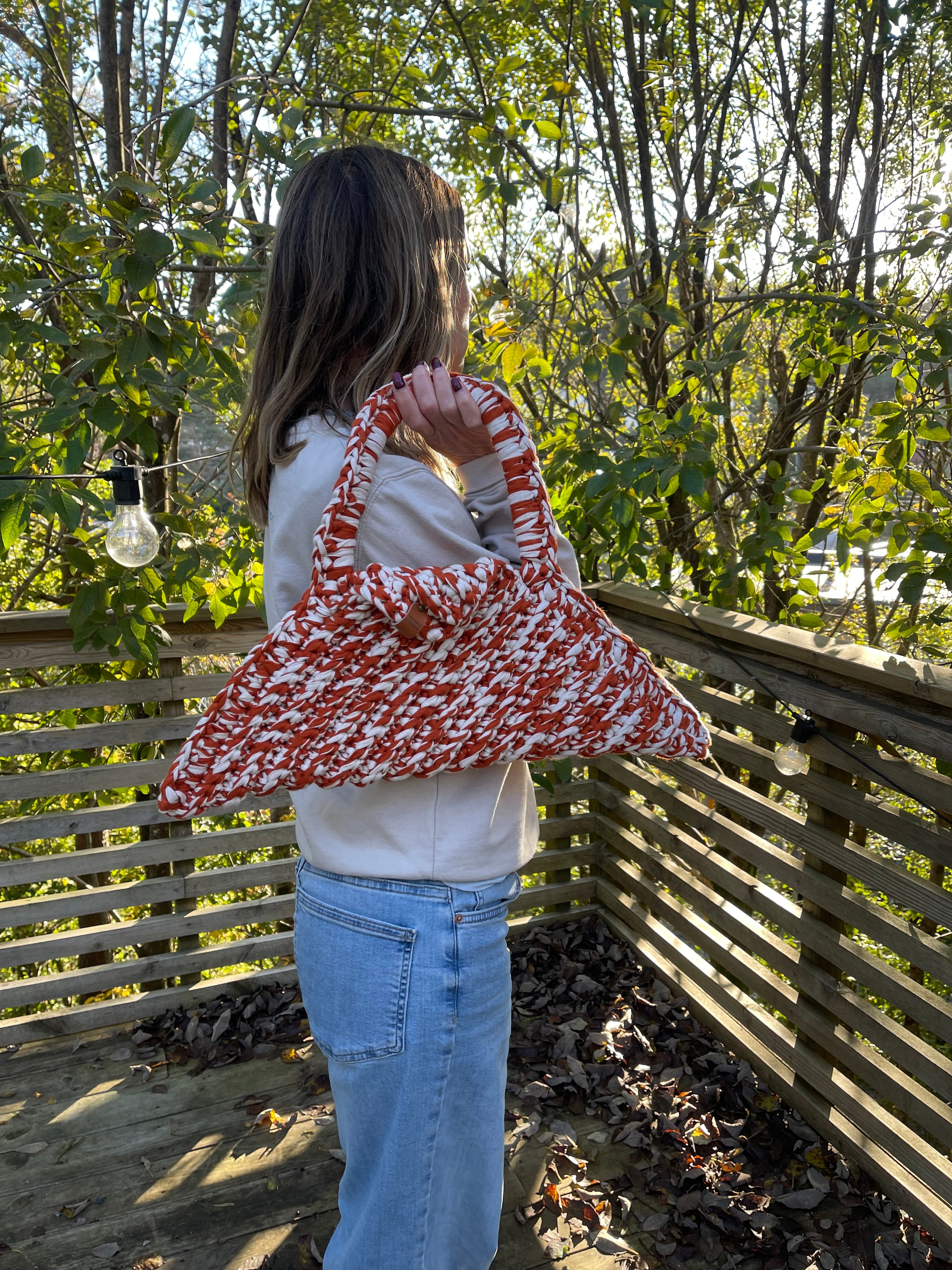 Unik trekantveske i oransje og hvit